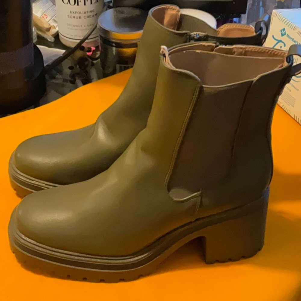 Sam & Libby Olive Green Chunky Heel Chelsea Boots